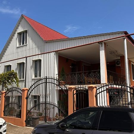 Guest House Chexovi 24 كوبوليتي المظهر الخارجي الصورة